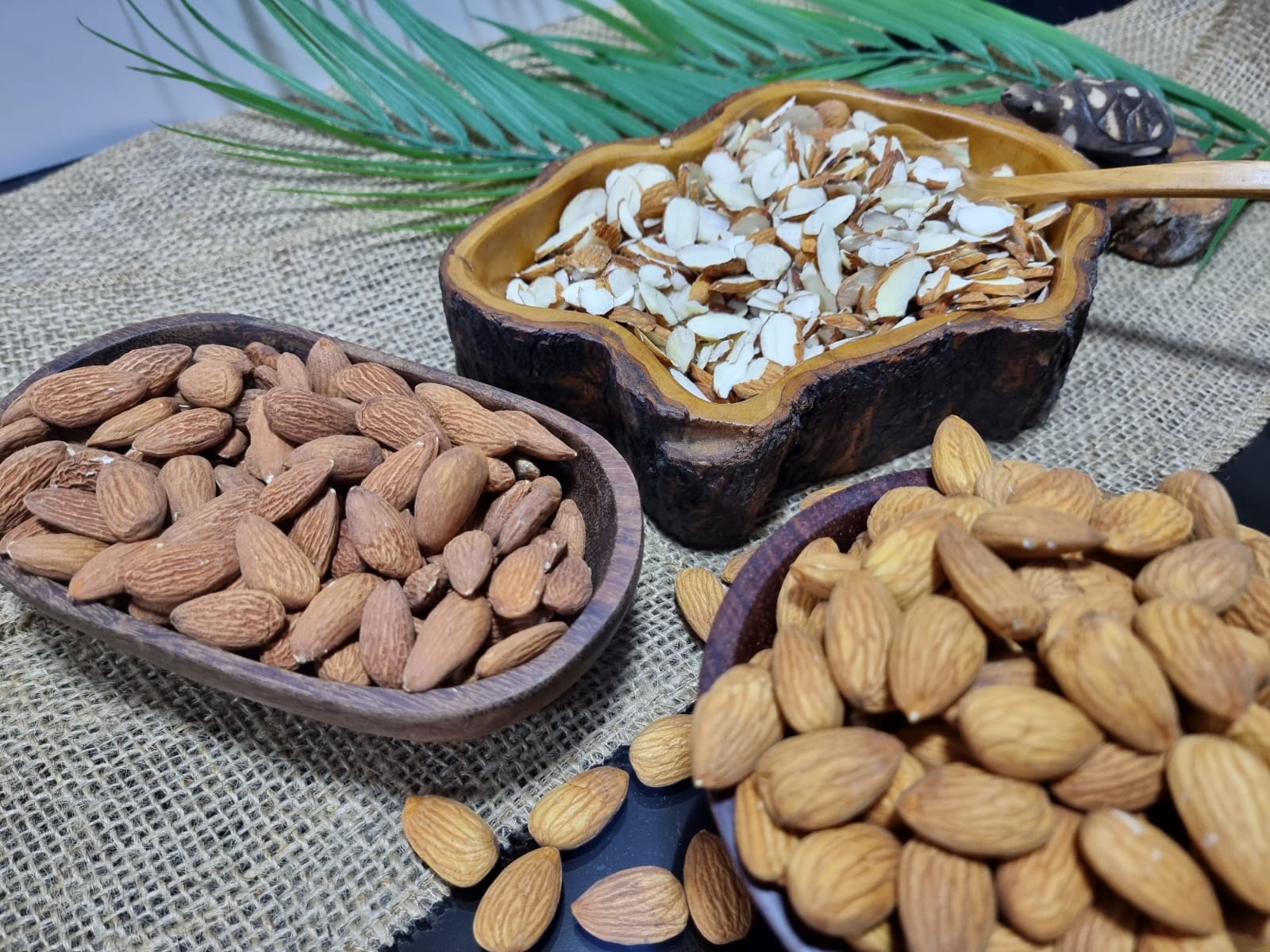 Almendras enteras, tostadas y laminadas para panadería y pastelería.
